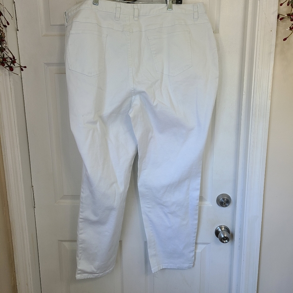 Jeanology Collection Woman's Cropped Capri's, Size: 24W Color: White - Picture 13 of 13